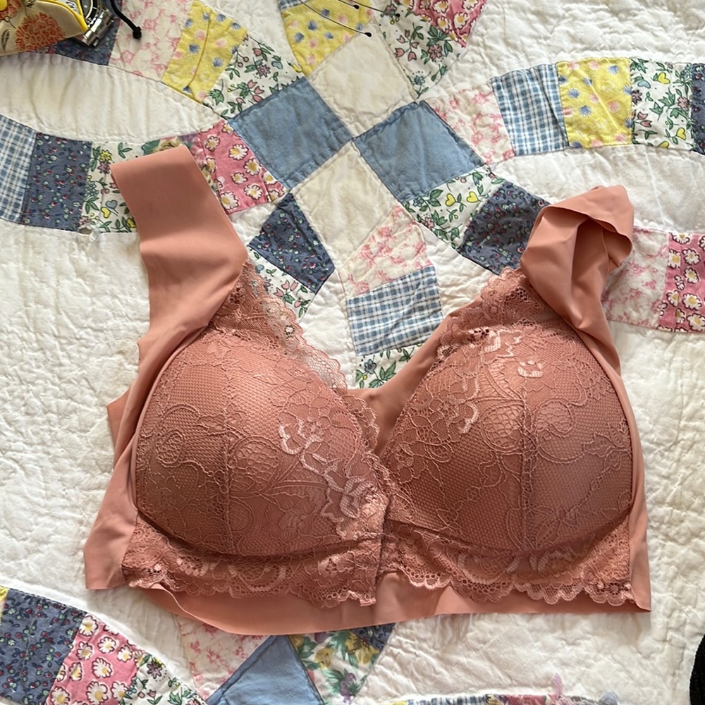 New never wore lace bra front closure